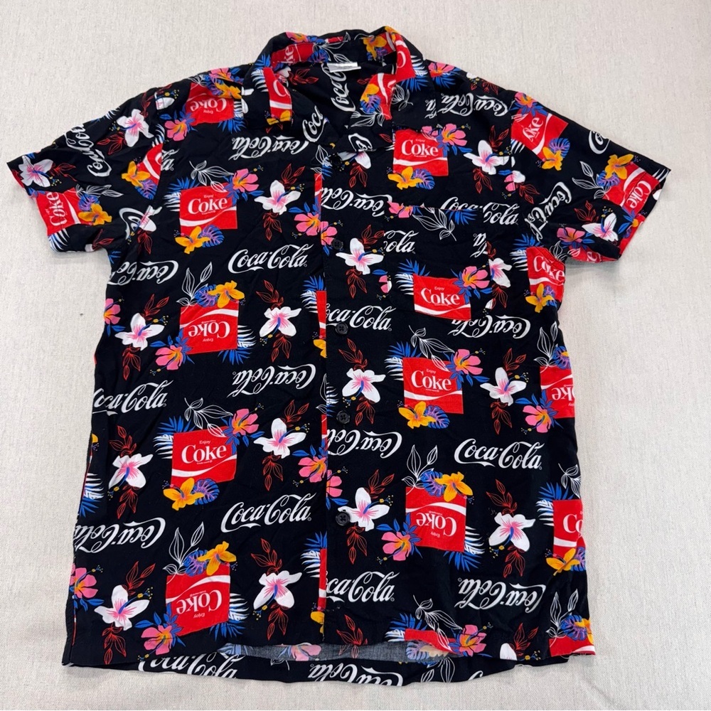 Coca Cola Mens Hawaiian Button Shirt Black Tropical Floral 100% Rayon Sz Medium